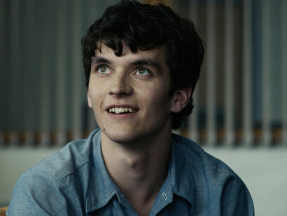 O personagem Stefan Butler poê em risco a realidade com suas tentativas de criar um jogo de videogame em 1984