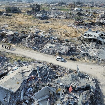 Gaza è ridotta a un cumulo di macerie, con interi quartieri cancellati e infrastrutture vitali come ospedali, scuole e reti idriche distrutte. Hassan Jedi/Anadolu