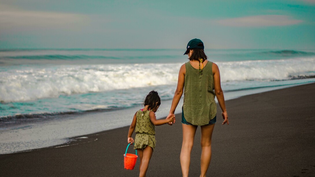 “Filhas” me emociou. Possibilitou que eu desse maior significado a algo que sentia dentro de mim, mas pensava ser bobeira de mãe. Quantas e quantas vezes olho as minhas filhas e me vejo em um espelho, daqueles que teriam a capacidade de diminuir o refletido. Noto os jeitos pelos quais carregam suas bolsas, movem seus cabelos, sentam-se com as pernas cruzadas desde pequenas. Me recordo que uma professora da educação infantil de uma de minhas filhas comentou, durante uma reunião individual, que minha filha sentava igualzinho ao modo como eu estava sentada naquele momento