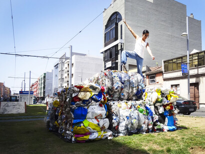 Zireja; La basura llega a la ciudad, 2014.
Instalación artística urbana hecha con los residuos generados por una persona durante todo un año
