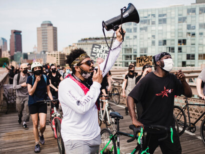 Civis marcham em protesto aos direitos humanos contra o racismo estrutural nos EUA
