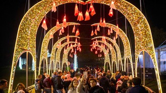 Turistas tiram foto de iluminação de Natal em Perlim, em Santa Maria da Feira, Distrito de Aveiro, Portugal