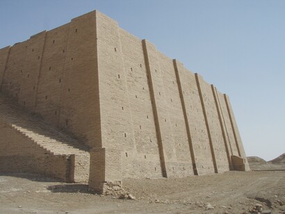 La ziggurat di Ur, dedicata al dio lunare Nanna, è uno dei più grandiosi esempi di architettura religiosa della Mesopotamia e simbolo del potere politico e spirituale della città. Iraq