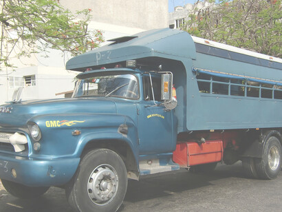 Camión-bus de pasajeros en Cuba