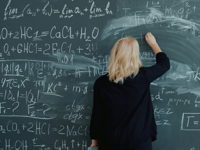 Reconocida como la “Einstein latina”, no solo acumuló méritos académicos inéditos, sino que también se consolidó como mentora y defensora activa de mujeres y niñas interesadas en carreras STEM