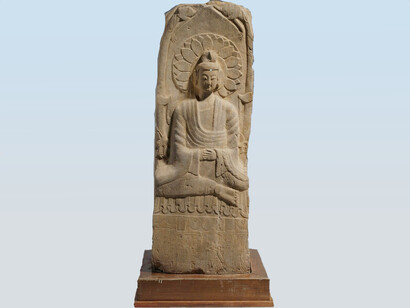 Stele cinese, 533 circa, pietra calcarea. Vista frontale con dettagli dell'intaglio. Dono di Alan e Simone Hartman, 1967. Met Museum, New York, USA