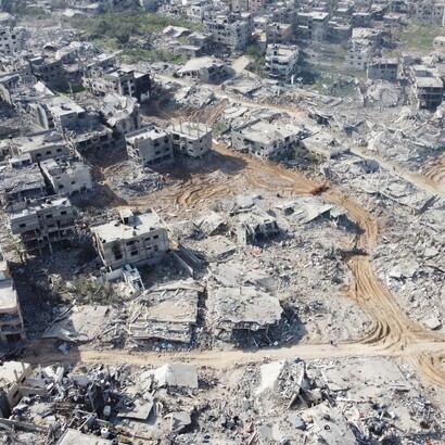 Milioni di civili, in gran parte donne e bambini, sopravvivono in campi improvvisati o sotto le rovine, senza prospettive di sicurezza né di ricostruzione a breve termine. Mahmoud Isleem/Anadolu