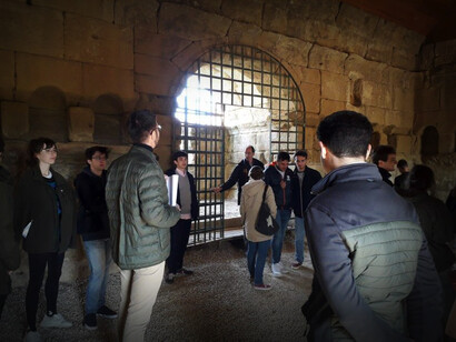 Turistas disfrutan de un tour en el yacimiento romano de Los Bañales en Uncastillo, Aragón, España