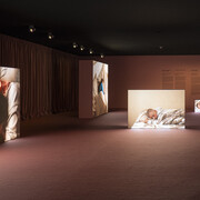 Roman Khimei y Yarema Malashchuk, Pedagogías de guerra, vista de exhibición. Cortesía del Museo Thyssen-Bornemisza