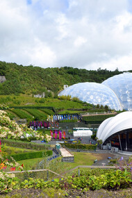 The Eden Project, a visitor attraction located in a reclaimed china clay pit, designed by Nicholas Grimshaw. Its geodesic biomes are inspired by soap bubbles and natural cellular structures, making it a notable example of biomimicry in architecture, Cornwall, England