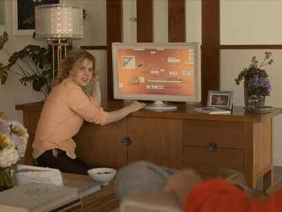 La película Her presenta una visión romántica de la inteligencia artificial, donde Samantha, un sistema operativo avanzado, desarrolla una conexión profunda con Theodore, mostrando el potencial de la IA para comprender y responder a las emociones humanas