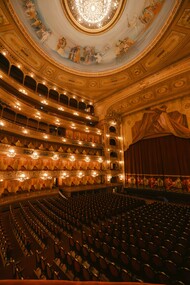 Três peças, três mundos e uma mesma alegria: lembrar como o teatro infantil nos devolve a imaginação que um dia coube inteira nas mãos das crianças que crescemos assistindo crescer