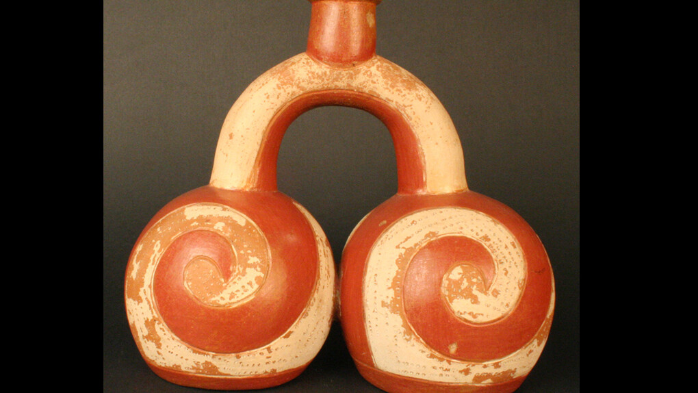 Botella asa estribo doble cuerpo

Materiales: Madera

Horizonte Chavín. Período Formativo Tardío 900- 200 a.C.

Medidas: 200mm de alto x 226mm de largo x 114mm de ancho