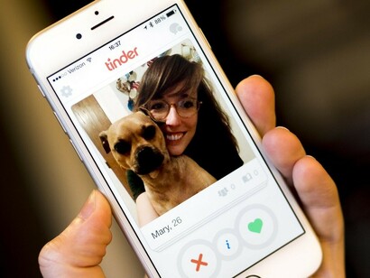 Una chica se presenta con su perro en el perfil de Tinder