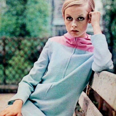 Twiggy (Lesley Lawson) negli anni Sessanta contribuì a imporre un nuovo ideale corporeo, esile e androgino, associato alla minigonna, ai capelli corti e all'estetica Mod della Swinging London