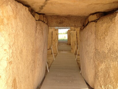 Monumentos que datan del 3600 a.C., símbolos de la ingeniería prehistórica y viva imagen del paso del tiempo.
Templo de Mnajdra, isla de Malta, Malta
