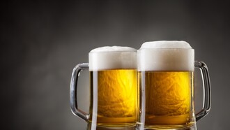 Dos jarras de cerveza