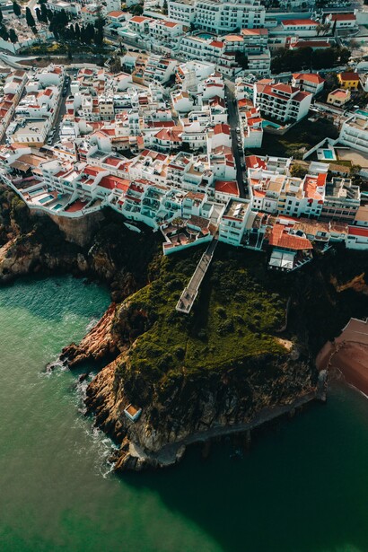 A cidade costeira de Albufeira, em Faro; Portugal
