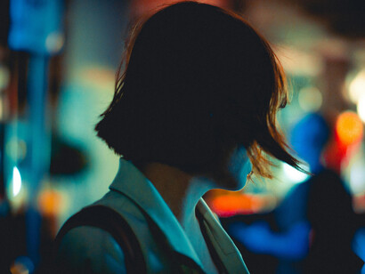 Está sola, no sabe quién es, y los papelitos que tiene guardados en la ropa carecen de sentido. Los da vuelta, los arruga y nada. ¿Dónde quedó la sensación de seguridad que tenía cuando arrancó a caminar?