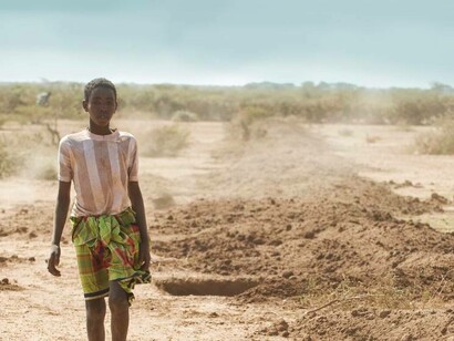 A young farmer dealing with the conditions caused by global heating in the Sahel
