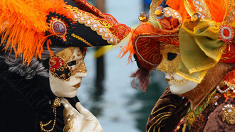 Enamorados en el Carnaval de Venecia, Italia