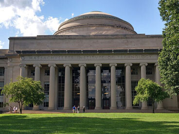 Las verdades sagradas de la Economía no admiten discusión, porque aquel que duda "es como una ola del mar, soplado y sacudido por el viento" (Santiago 1:6). Nubes se acercan sobre el MIT, EE.UU. 