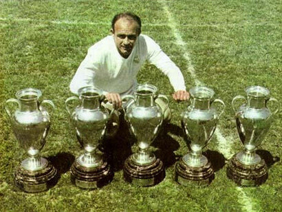 Alfredo Di Stéfano con las cinco primeras Copas de Europa conseguidas por el Real Madrid