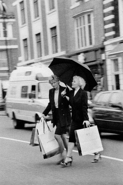 Marylin and Diana Shopping © Alison Jackson / Courtesy of CAMERA WORK