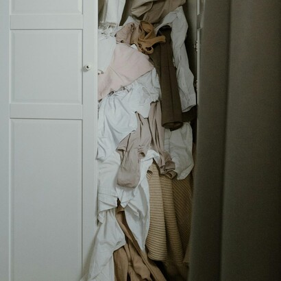 Alcune persone antepongono il possesso di beni materiali al proprio benessere, accumulando desideri costosi che possono compromettere la serenità finanziaria e personale