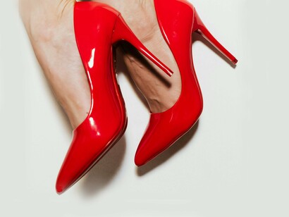 Sapatos clássicos. Há indícios de que povos paleolíticos já usavam sapatos desde 10.000 a.C. – provas disso foram encontradas em pinturas nas cavernas da França e da Espanha. E há estudiosos que juram que o primeiro calçado digno desse nome surgiu na Mesopotâmia, mais de 3.200 anos atrás. Ou seja, qualquer que seja o ponto de partida, já faz tempo