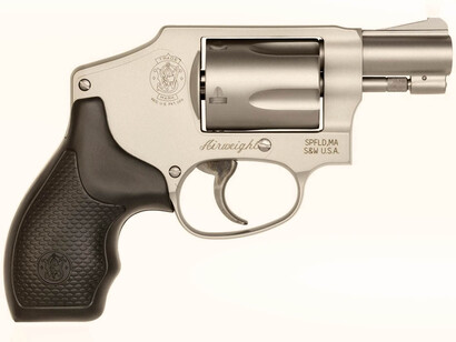 Enrique guardaba la pistola en el cajón del buró