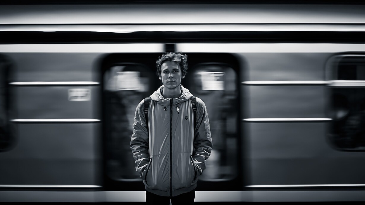 Ragazzo in stazione. Tran tran tran, era anche il rumore di quella rabbia che avevo dentro, senza vederla, si fece sentire sempre di più, sempre più forte, io non me ne resi conto ma forse, come quell’ape, avevo bisogno d’aiuto