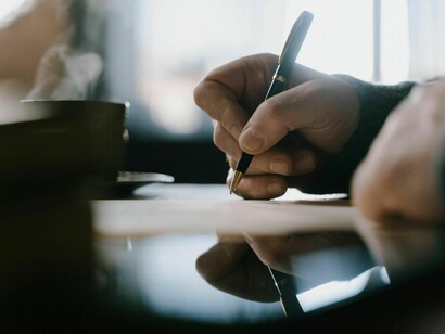 A diferencia del estilo deslumbrante y profundo de Octavio Paz, la poesía de Sabines se caracteriza por ser conmovedora y calar de forma gradual en el lector