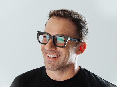 Con la mia azienda, Vanni, sono ormai trentacinque anni che lavoro nell’industria dell’occhiale e ritengo di avere maturato una forte esperienza internazionale oltre che tecnica