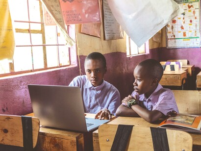 Alunos consultam a internet para seus estudos