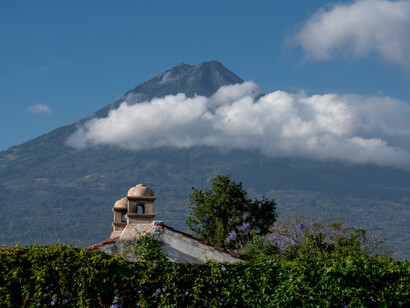 Vista del Volcán de Agua, desde la terraza del Pensativo House Hotel, Antigua, Guatemala. Foto: Willy Castellanos