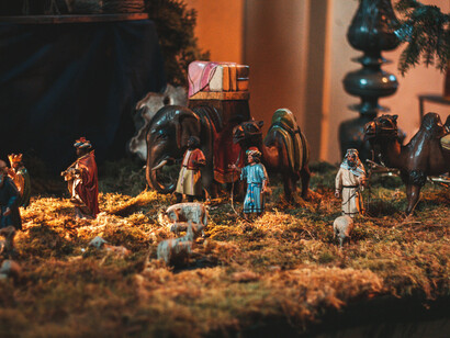 Small altar portraying the Wise Men visiting Bethlehem 