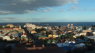 Punta Arenas de noche en el mes de diciembre. Ciudad y puerto del extremo sur de Chile, capital de la provincia y región de Magallanes y de la Antártica Chilena. Fundada el 18 de diciembre de 1848, está localizada sobre la península de Brunswick, en la ribera continental del estrecho de Magallanes, y a pocos kilómetros del cabo Froward, el punto más austral de la masa continental de América