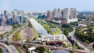 Rio Pinheiros visto de cima. Tento imaginar como seria na época dos primeiros habitantes destas terras. O rio sinuoso cercado de palmeiras jerivás, o Rio Jurubatuba. Possivelmente se banhavam, pescavam e recolhiam os frutos das palmeiras