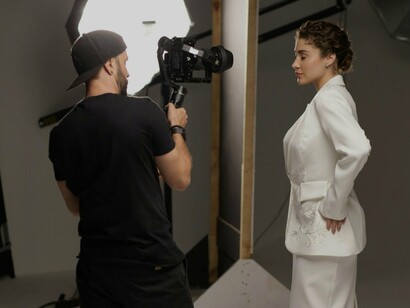 Eu preciso te fazer uma pergunta: você tem uma foto interessante no perfil de suas redes sociais? Mais uma pergunta: quando esta foto foi feita, você estava com roupas claras, acessórios leves, ambiente organizado, claro, com boa iluminação, garantindo uma imagem de qualidade e nítida? Sabe porque faço essas perguntas? Porque em primeiro lugar somos julgados em menos de 7 segundos, sabia disso? 

