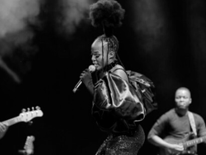Assa Matusse cantando. Está mais madura, segura e com o timbre mais renovado