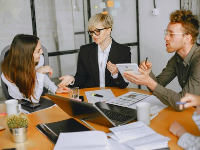 Pessoas trabalhando juntas. Em algumas situações, apenas um levantar de sobrancelhas ou um tamborilar de dedos na mesa pode ter um alcance muito revelador


