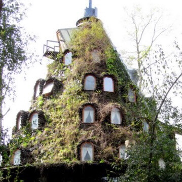 El Hotel Montaña Mágica se disfraza de montaña encantada, cubierta de musgo y cascadas que brotan desde su cima como en un cuento de hadas. Huilo Huilo, Patagonia chilena, Chile