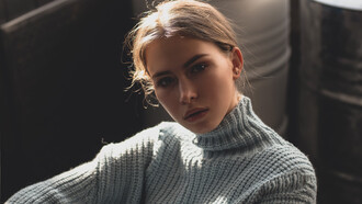 Modella indossa maglione a collo alto