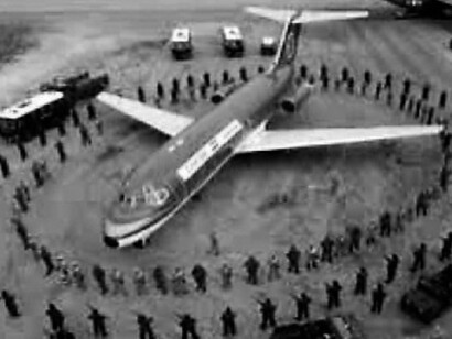 Il Boeing 737 dell'EgiptAir circondato dai fucilieri della Vam, dagli 80 marines della Delta Force e da 85 carabinieri italiani