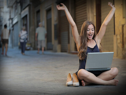 Travail en freelance. Le digital permet de rompre les frontières géographiques et physiques entre un prestataire et un client 