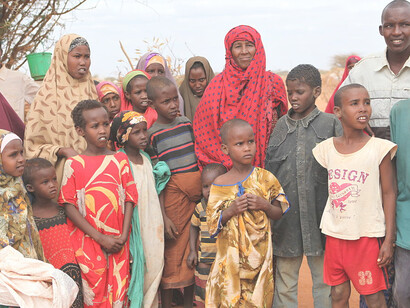 Madina Farah Yusuf arrived in Dadaab a week ago after walking for 10 days with her seven children. On the way she came across four other young children who had lost their parents. She took them in and brought them all to Dadaab, where they are now taking shelter under a tree