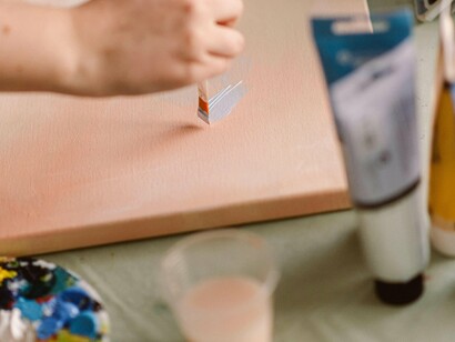 Pessoa pintando um quadro. Nunca perdeu muito tempo a pensar sobre o poder e o sexo, o poder do sexo, o sacrifício, a virgindade perdida da forma mais banal, nem na maldade