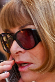 Anna Wintour redefiniu a moda ao longo de 50 anos de carreira, transformando a Vogue em referência global com inovação e ousadia