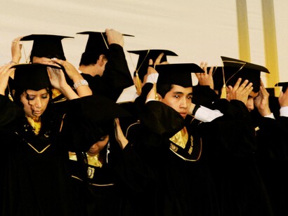 Grupo de jóvenes en su ceremonia de graduación